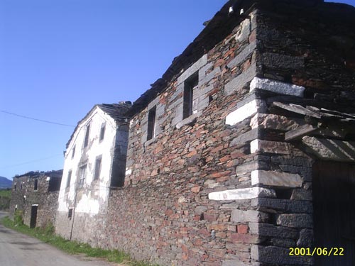 Vista de la casa, unido a sta existe la entrada principal con un edificio de 80 metros cuadrados.