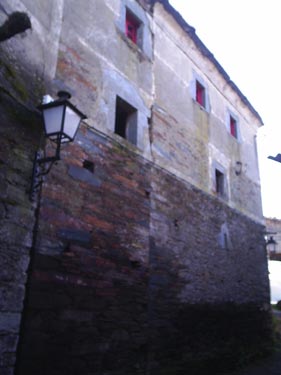 Fachada lateral de la casa, que est construda en piedra.