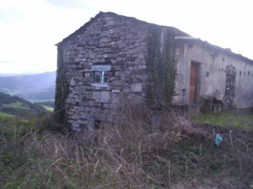 Casa de piedra de 120 metros cuadrados con parcela para rehabilitar. Parcelas independientes de 6000 y 12000 metros cuadrados.