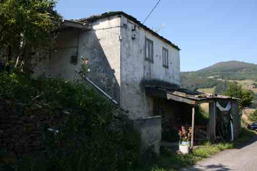 Casa para rehabilitar con 2 habitaciones , salon , cocina y baño.
Con terreno de 1000m2 anexo a la casa y 3 fincas más.