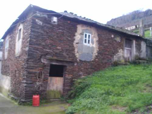 Casa en Serandinas de piedra con 2 plantas , horreo y anexos. Opcional terreno de 1000m2 edificable.