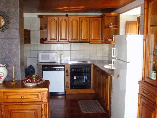 Casa de unos 180m2 en tres alturas, bajo (cocina,salon y baño), primer piso tres habitaciones, (uno de elllos con baño y otro baño para el resto)y bajo cubierta diáfono.Tiene anexo un garaje con dos plazas ,sala de lavadoras etc.