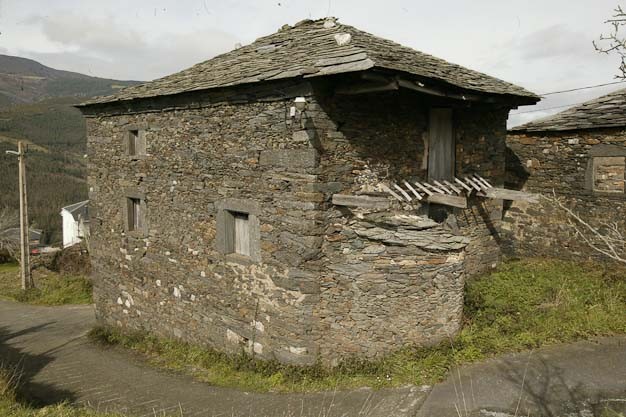 Casa de piedra para reformar de unos 138m2 en dos plantas, planta baja (antigua cuadra), primera planta, tres habitaciones, salita , baño y cocina.Tiene un terreno de unos 500m2.